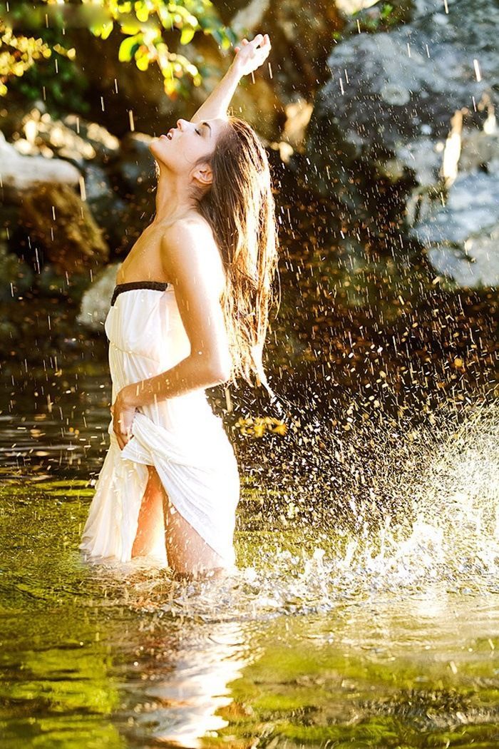 Marie Avgeropoulos in Bucaramanga